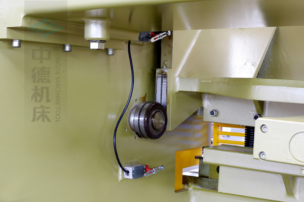 ZDG-832閘式刀架結構,刀架上下垂直運動工作,軸承受力小無磨損,所以能長久精確控制刀片間隙,并能調節剪切角度,提升產品質量,又顯著提高刀片使用壽命.jpg ZDG-832閘式刀架結構,刀架上下垂直運動工作,軸承受力小無磨損,所以能長久精確控制刀片間隙,并能調節剪切角度,提升產品質量,又顯著提高刀片使用壽命.jpg