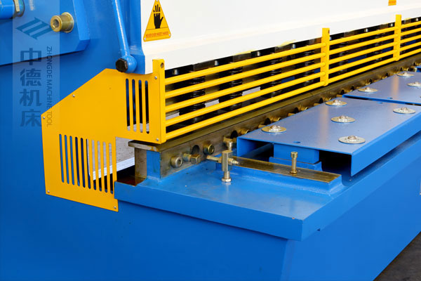 ZDSK-1632剪板机采用滚珠前托料板,不划伤不锈钢板材表面,并采用高品质压料油缸,不渗油不会在板材表面留有油污.jpg ZDSK-1632剪板机采用滚珠前托料板,不划伤不锈钢板材表面,并采用高品质压料油缸,不渗油不会在板材表面留有油污.jpg