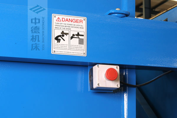 ZDSK-1632剪板机后部紧急停止按钮,最大程度保障工人安全.jpg ZDSK-1632剪板机后部紧急停止按钮,最大程度保障工人安全.jpg