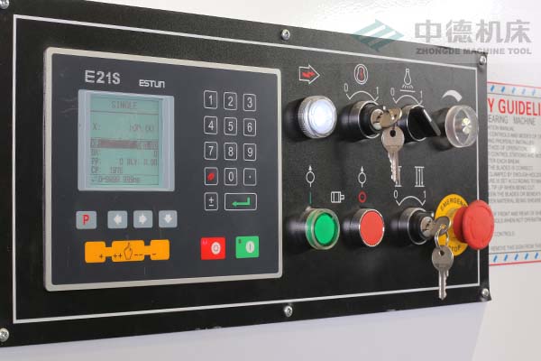 ZDS-2032E21數控系統.jpg ZDS-2032E21數控系統.jpg