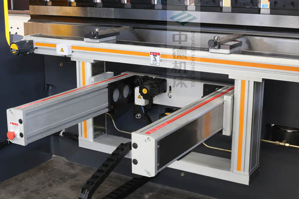 ZDPE8025-4+1軸全封套加強(qiáng)型鋁合金后檔料系統(tǒng),內(nèi)有成套滾珠絲桿和直線導(dǎo)軌,精度高速度快噪音低.jpg ZDPE8025-4+1軸全封套加強(qiáng)型鋁合金后檔料系統(tǒng),內(nèi)有成套滾珠絲桿和直線導(dǎo)軌,精度高速度快噪音低.jpg