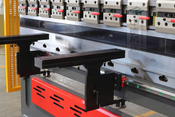 ZDPE8025采用線軌雙托料,可水平移動(dòng),能保持超高平行度,托料撐桿為ABS硬質(zhì)塑料,使用時(shí)不會(huì)劃傷不銹鋼板材表面.jpg ZDPE8025采用線軌雙托料,可水平移動(dòng),能保持超高平行度,托料撐桿為ABS硬質(zhì)塑料,使用時(shí)不會(huì)劃傷不銹鋼板材表面.jpg