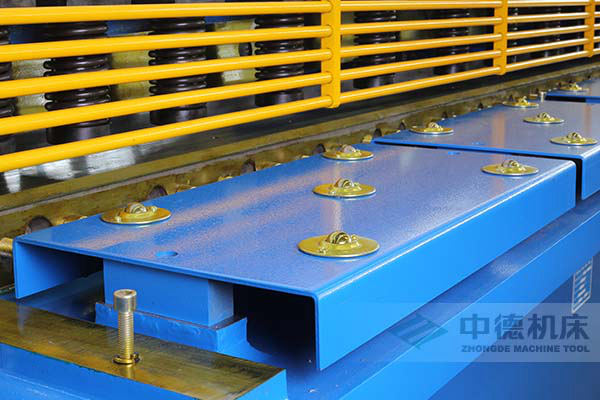 ZDS-432剪板机采用滚珠前托料板,不划伤不锈钢板材表面.jpg ZDS-432剪板机采用滚珠前托料板,不划伤不锈钢板材表面.jpg