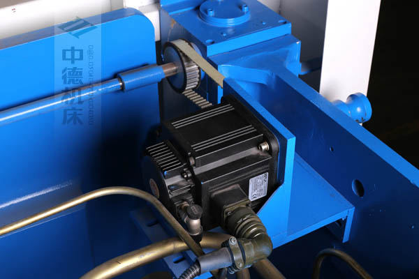 ZDPK-4015配有Y轴伺服定位功能,能精确有效提高Y轴精度,并使工作效率明显提高.jpg ZDPK-4015配有Y轴伺服定位功能,能精确有效提高Y轴精度,并使工作效率明显提高.jpg